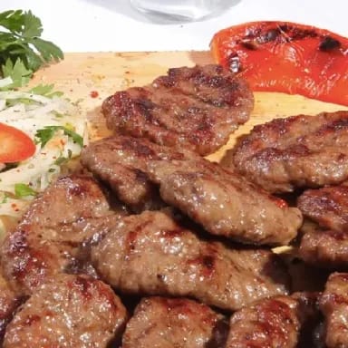 طبق كفتة مشوية مع سلطة